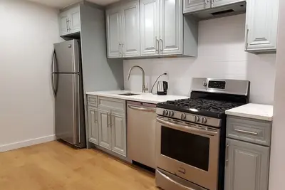 Image de Extra Lg Double Room, 2 Beds  Apt, Steps 2 Metro station, 40 minutes to Times Sq
