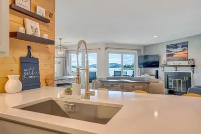 Image de Walkout waterfront condo located in Bernard's Landing at Smith Mountain Lake!