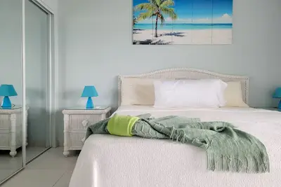 Image de Waterfront Luxury Retreat: 2-Bed Villa Sea Life
