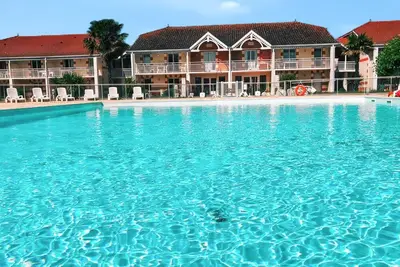 Homerez - Appart Verdon-sur-Mer, piscine partagée.