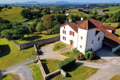Image de Homerez - Maison confortable à Bardos avec vue sur montagne