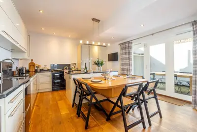 Image de 21 Scarcroft Road -  a family break that sleeps 6 guests  in 3 bedrooms