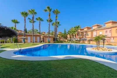 Image de Homerez - Maison conviviale à Lepe avec piscine partagée.