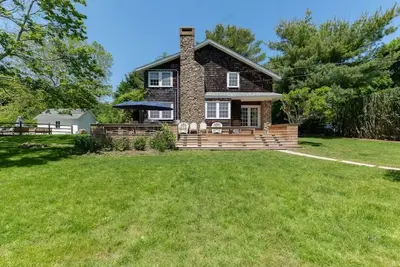 Image de Secluded charmer with gunnite & saltwater pool, stone fireplace steps to beach!