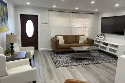 Image de Tropical Oasis Plus with Hot Tub+5mi to Beach, Near Img!