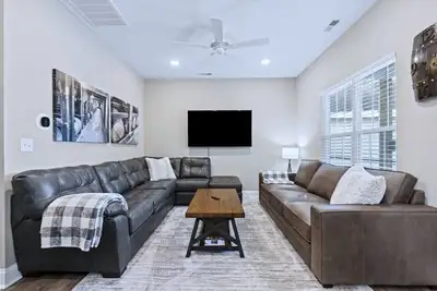 Image de Bourbon Run - HotTub/ Ark 30min/ Horse Park 12min/ Walk Downtown/ 4br Sleeps 8