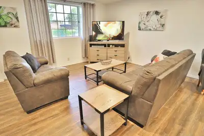 Image de Eclectic Oasis on Brown, Pet Friendly