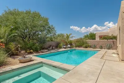 Image de Painted Feather- Modern Beauty with Pool and Spa