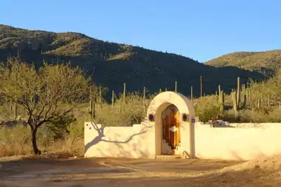 Image de Experience true desert living in this classic Tucson ranch in the Tanque Verde Valley