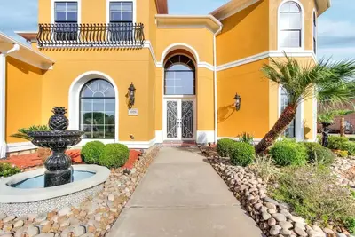 Image de Mediterranean Villa by the Lake also for short or long term lease!