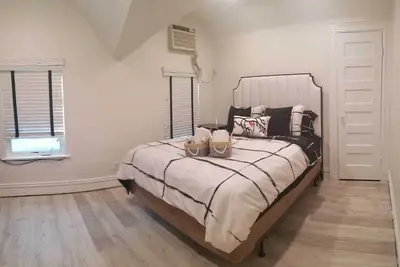 Beautiful rooms available in a comfortable, and convenient location.