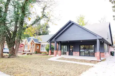 Image de The Campus Cottage on Elm is the ideal University of Oklahoma gameday residence