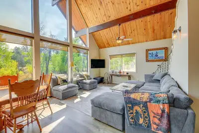 Image de < 2 Mi to Dtwn: Prescott Cabin w/ Furnished Deck