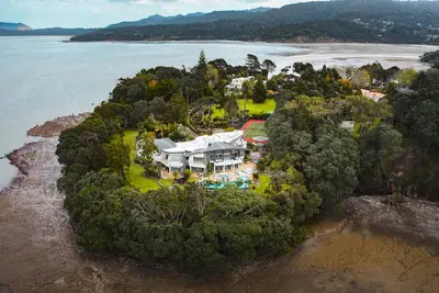 Image de Beachside Luxury - Laingholm Holiday Apartment