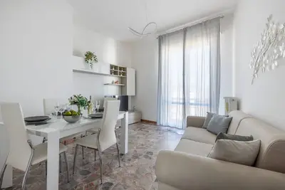 Pisa Quiet and Bright Apartment with Balcony