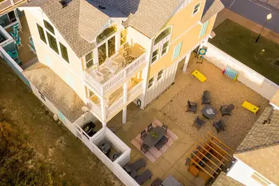 Image de 10 min walk to Beach, Hot Tub, Tiki Bar, Game Room