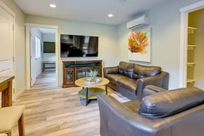 Image de Modern SeaTac Gem w/ Fireplace & Smart TVs!