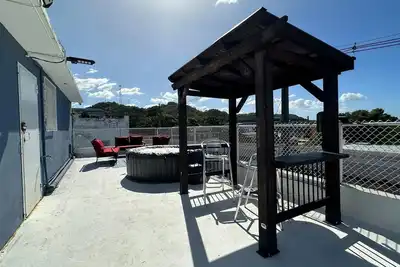 Image de Nueva villa 2 apt. @ 17 huespedes w/rooftop, jacuzzi, Wi-Fi