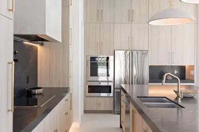 Image de Cache estate located on 5 acre private property with a full tennis court