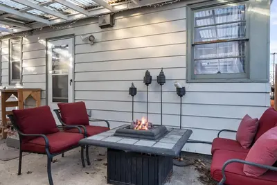 Image de Warm and Cozy Basement, Covered Outdoor Area w/ Bbq and Fire-Table, 6 Miles to Downtown