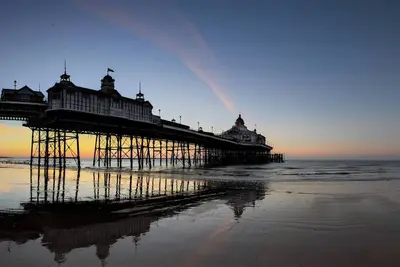 Image de « Burlington Palace » – Villa Regency en front de mer avec jardin privé