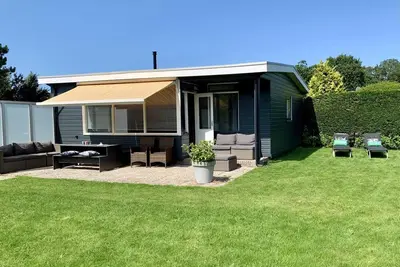 Image de Tastefully furnished, detached 4-person bungalow on a generous plot on the popular Eureka bungalow park near the beach, sea, dunes and woods. Free WiFi, washing machine.