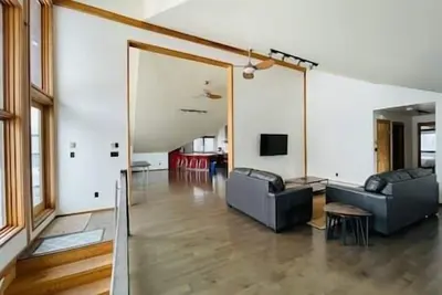 Image de Near Brewery / 4 Bedrooms / 2 Bathrooms / Stylish