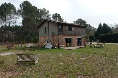 Image de Maison style grange rénovée au cœur de la forêt