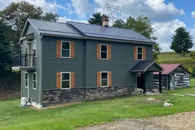 Image de New Listing! Remodeled log farmhouse with lake view!