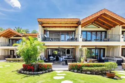 Image de Uncover a Unique and Unmatched Beachfront Escape!