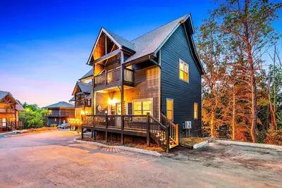 Image de Sleeps 12! • Rare Private Pool • Dollywood 5 Mins • Hot Tub • Minutes to Gsmnp!