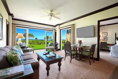 Image de G106 - Stunning Ground-Floor Oceanfront Suite with Ac Steps to the Water!