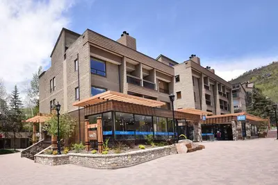 Image de Newly remodeled condo just steps from the gondola, hot tub, sleeps 4!