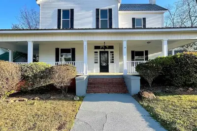 Image de Cozy Original Neo-Colonial 4 Bedroom Home in Downtown