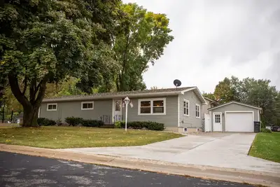 Home in quiet neighborhood, 3br/1. 5 Bath in Marshfield, close to hospital.