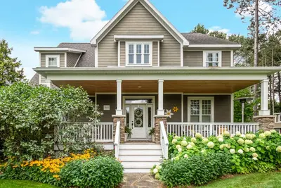 Image de Modern farmhouse interior, carriage house, walk to Lake Leelanau & Lake Michigan