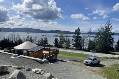 Image de Ocean front luxury yurt on beautiful landscaped property