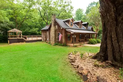 Image de Vintage charm meets modern comfort in this historic 1850s cabin at Lake Hartwell
