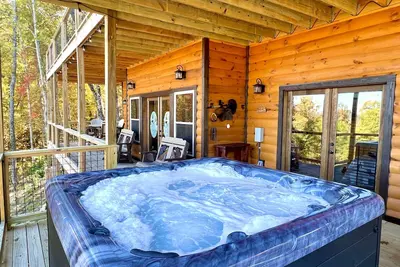 Image de Lazy Bear Lodge (5-Bedroom Cabin) with Pool and Mountain view by RedAwning