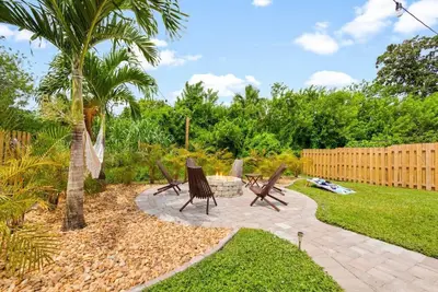 Image de Palm Court - Surf, Sunsets and S'mores