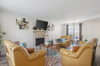 Stylish 2bed/2ba - Gated Community! Small pets ok