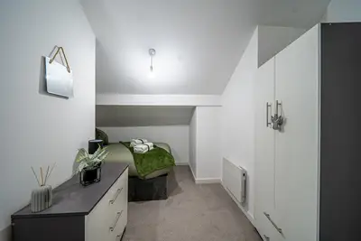 Image de Appartement-Confort-Salle de bain privée séparée-Vue sur Rue-Close 2 Hollingw. . .