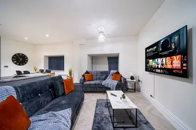 Image de Moderne-Appartement-Salle de bain privée séparée-Vue sur Jardin-Private Gated. . .