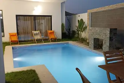 Maison laryne avec style moderne proche de toute commodité offrant un confort
