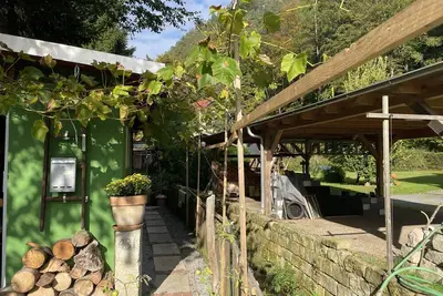 Image de Gemütliche Waldhütte am Bergbach im Sächsischen Schweiz mit Großem Garten