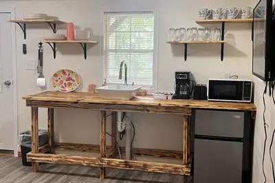 Image de Cozy little cabin for two or you can bring the whole crew