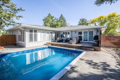 Image de Luxury Living: Central 5 Bedroom Pool House