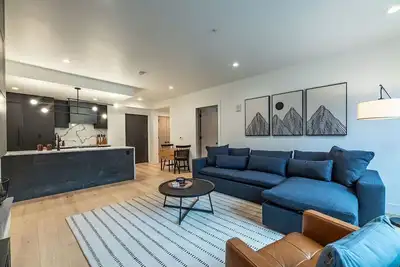 Image de Steps to lift. New Construction 2 bd/2 bath in the heart of Schweitzer Village.