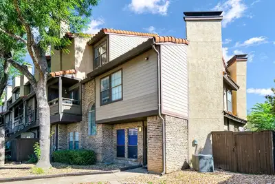 Image de Stylish Upper Greenville Condo near Smu, Katy Trail, Central Market, etc.