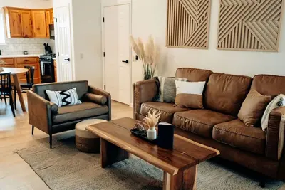 Image de Prime Location-Steps from Route 66